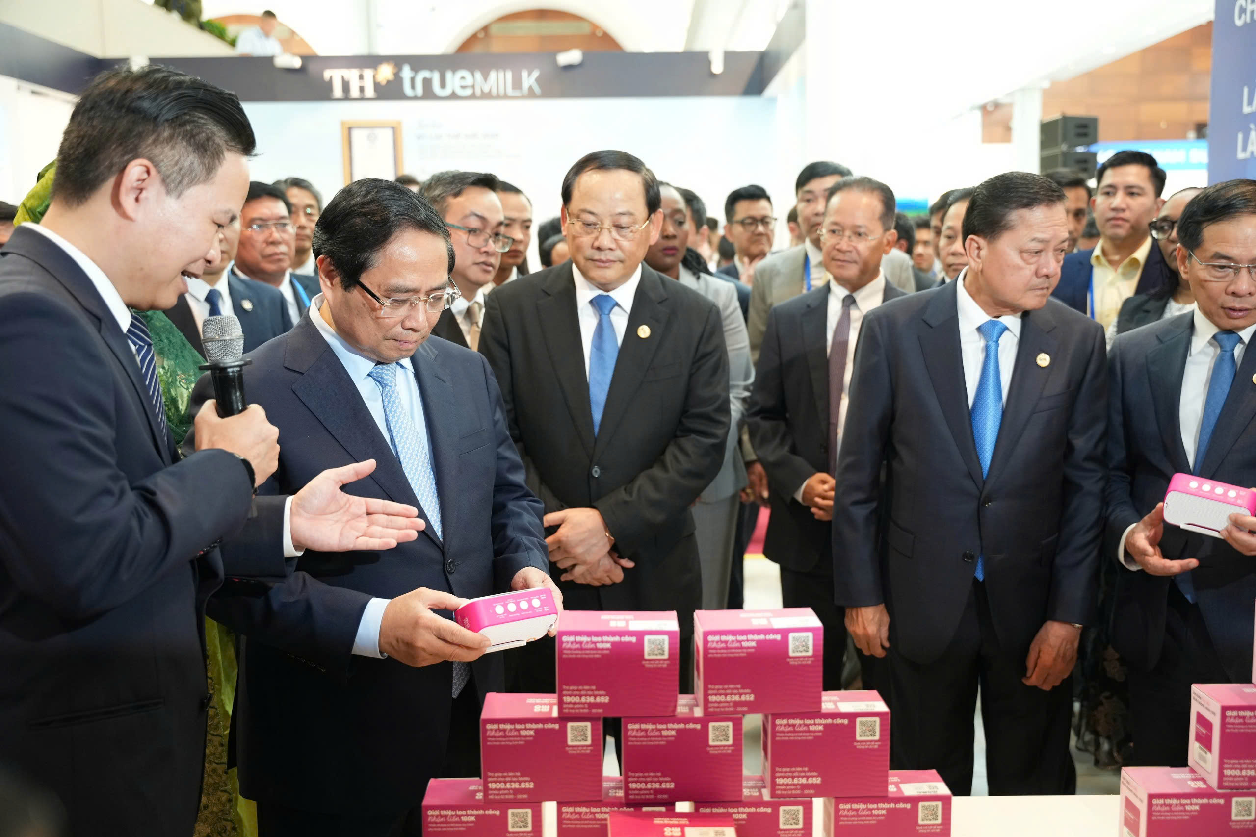 Thủ tướng Phạm Minh Ch&iacute;nh v&agrave; c&aacute;c đại biểu thăm quan Triển l&atilde;m 