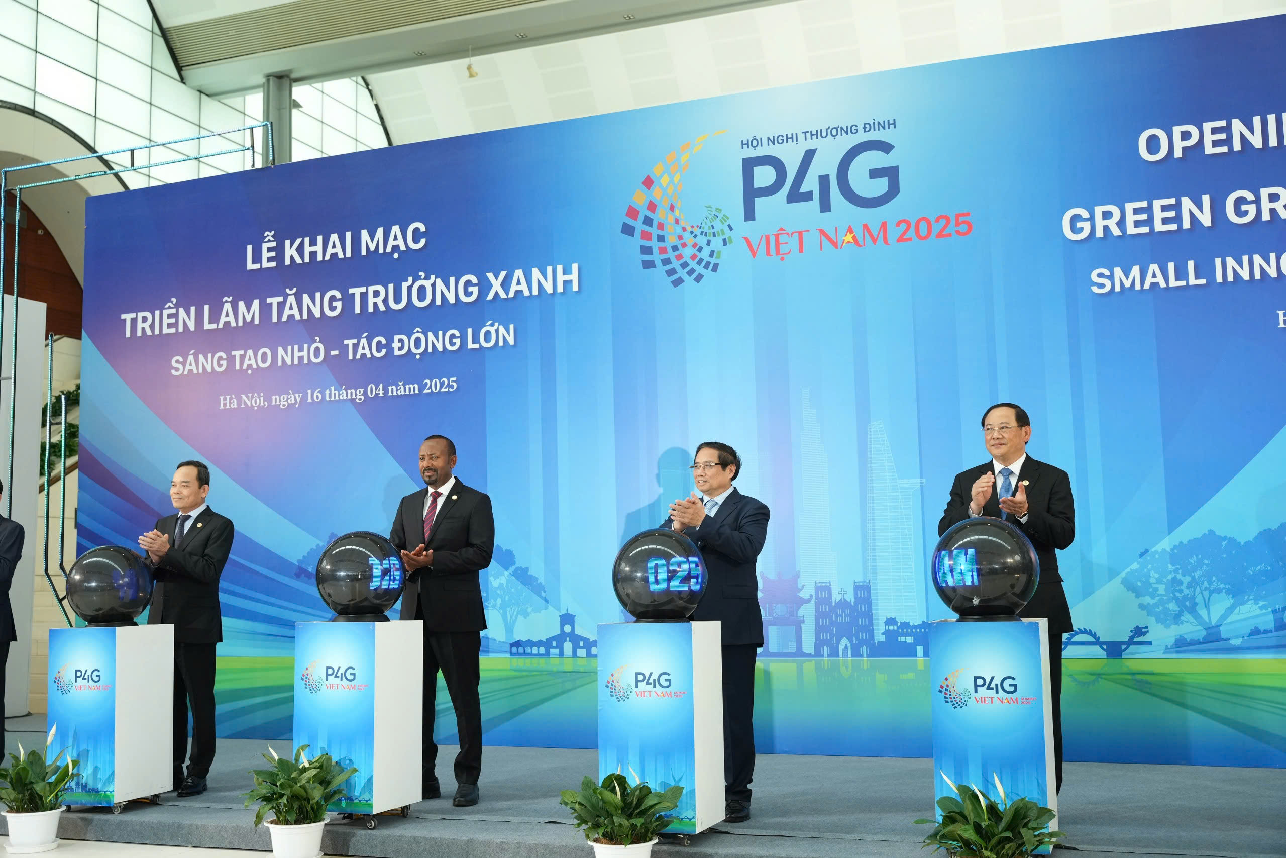 Thủ tướng Phạm Minh Ch&iacute;nh v&agrave; c&aacute;c đại biểu khai mạc Triển l&atilde;m 