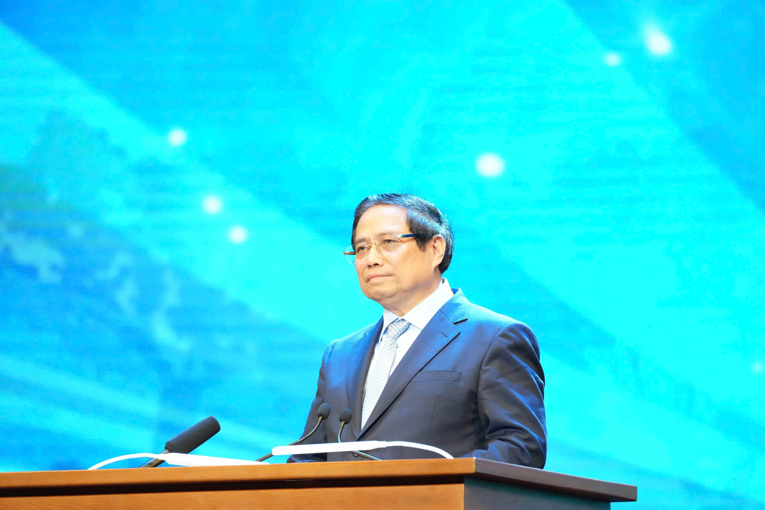 Thủ tướng Phạm Minh Chính cho biết Việt Nam nhiệt liệt hoan nghênh P4G thời gian qua đã có cách tiếp cận đúng đắn về thúc đẩy chuyển đổi xanh, bắt đầu từ những dự án cụ thể, hiệu quả, mang tính lan tỏa, tạo động lực, truyền cảm hứng; kêu gọi P4G tiếp tục phát huy hơn nữa vị thế, tiềm năng và thế mạnh, thực sự trở thành một “vườn ươm ý tưởng”, một “phòng thí nghiệm” quốc tế về phát triển bền vững và tăng trưởng xanh, nơi những dự án thí điểm được nhân rộng, những sáng kiến, công nghệ đột phá được chắp cánh, bay cao, vươn xa. Ảnh: Việt Tuấn/VnEconomy