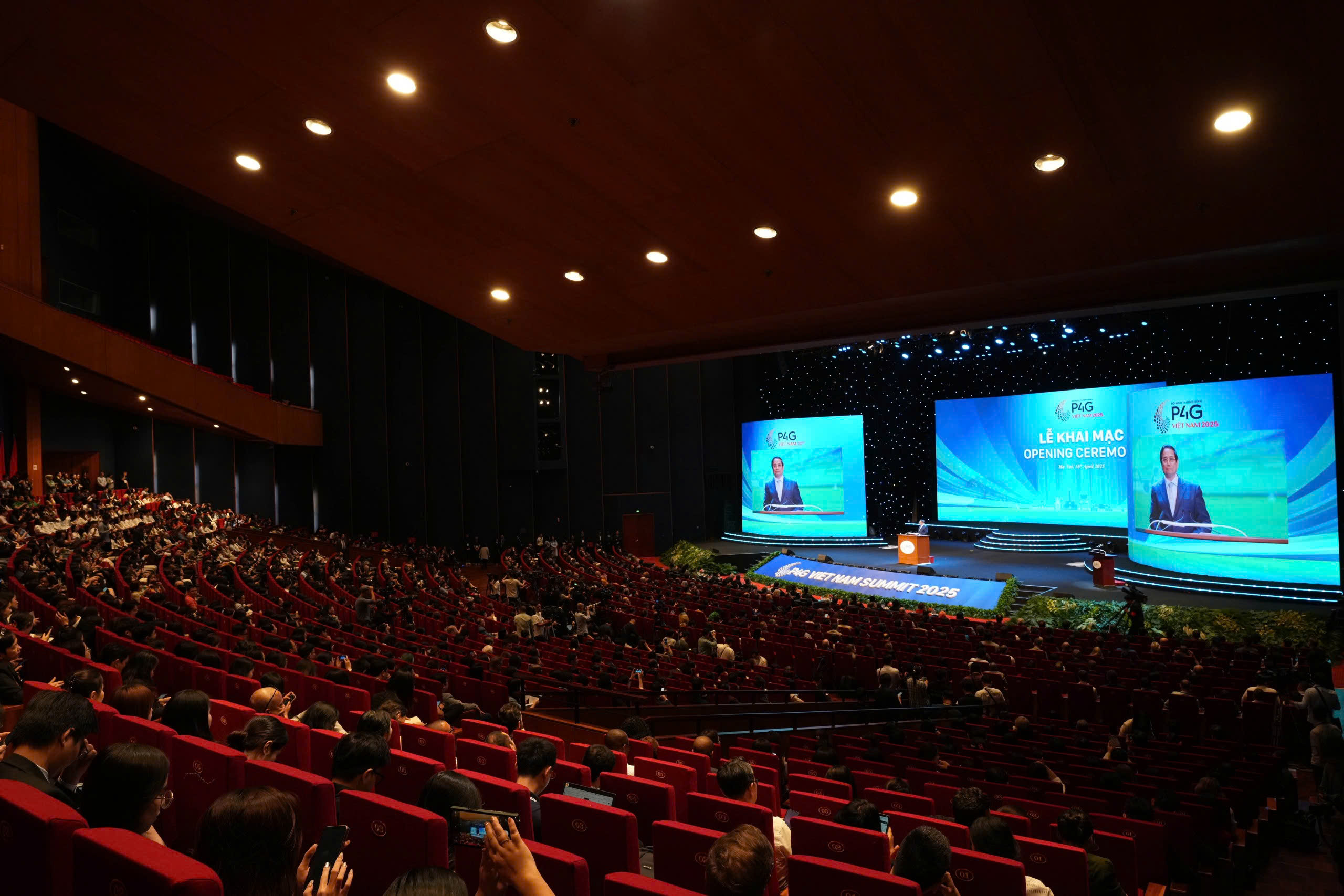 To&agrave;n cảnh lễ khai mạc&nbsp;Hội nghị thượng đỉnh Diễn đ&agrave;n Đối t&aacute;c v&igrave; Tăng trưởng xanh v&agrave; Mục ti&ecirc;u to&agrave;n cầu (P4G) lần thứ tư, diễn ra tại Trung t&acirc;m Hội nghị Quốc gia. Ảnh: Việt Tuấn/VnEconomy