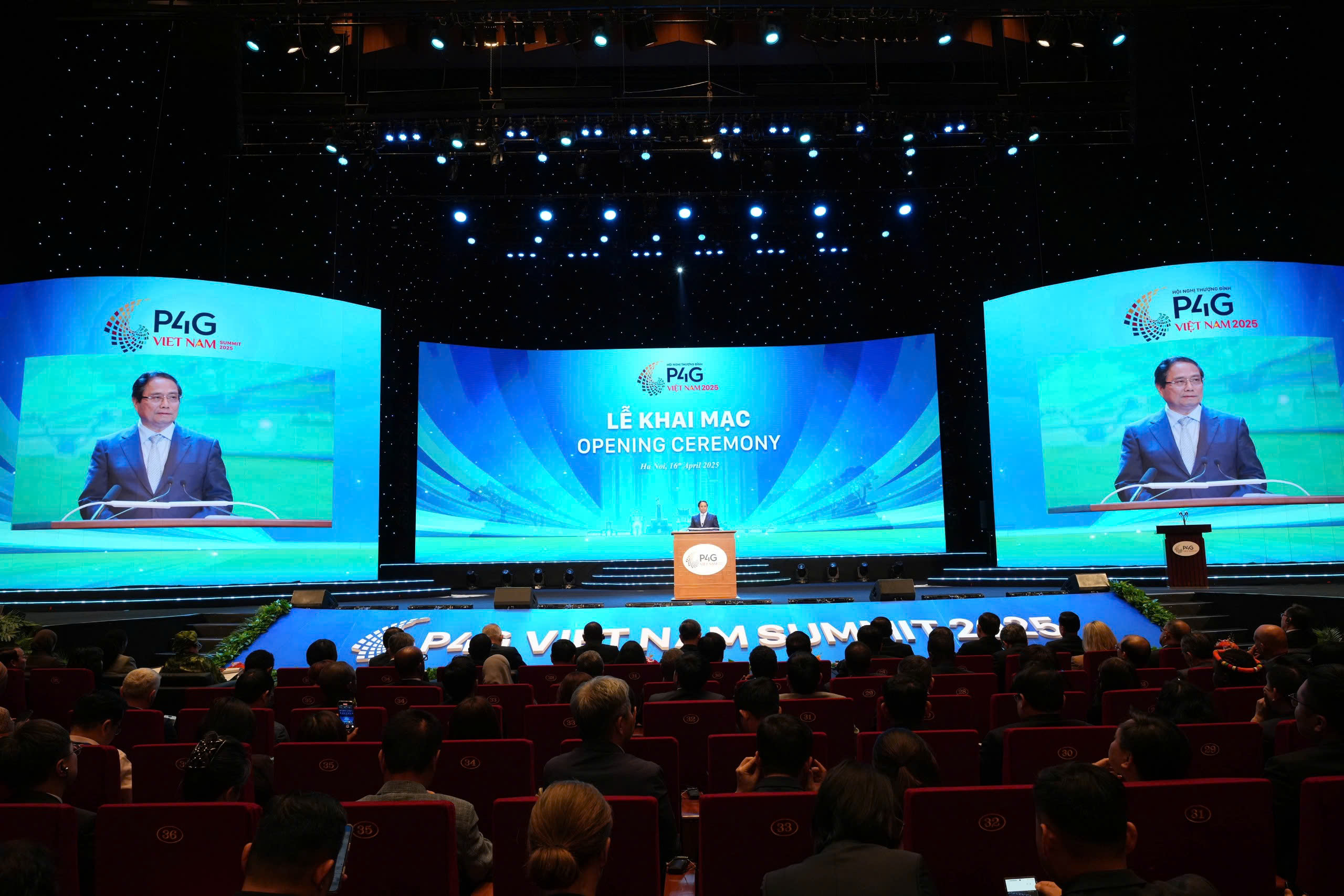 Ph&aacute;t biểu v&agrave; tuy&ecirc;n bố khai mạc hội nghị, Thủ tướng Ch&iacute;nh phủ Phạm Minh Ch&iacute;nh cho biết kể từ lần đầu ti&ecirc;n tổ chức tại Copenhagen năm 2018, Hội nghị thượng đỉnh P4G đ&atilde; chứng minh được tầm ảnh hưởng s&acirc;u rộng của một diễn đ&agrave;n h&agrave;ng đầu thế giới về th&uacute;c đẩy hợp t&aacute;c c&ocirc;ng - tư, kết nối c&aacute;c ch&iacute;nh phủ, doanh nghiệp v&agrave; tổ chức x&atilde; hội để c&ugrave;ng đưa ra c&aacute;c giải ph&aacute;p đột ph&aacute; về tăng trưởng xanh, g&oacute;p phần thực hiện c&aacute;c Mục ti&ecirc;u ph&aacute;t triển bền vững đến năm 2030 của Li&ecirc;n hợp quốc. Ảnh: Việt Tuấn/VnEconomy
