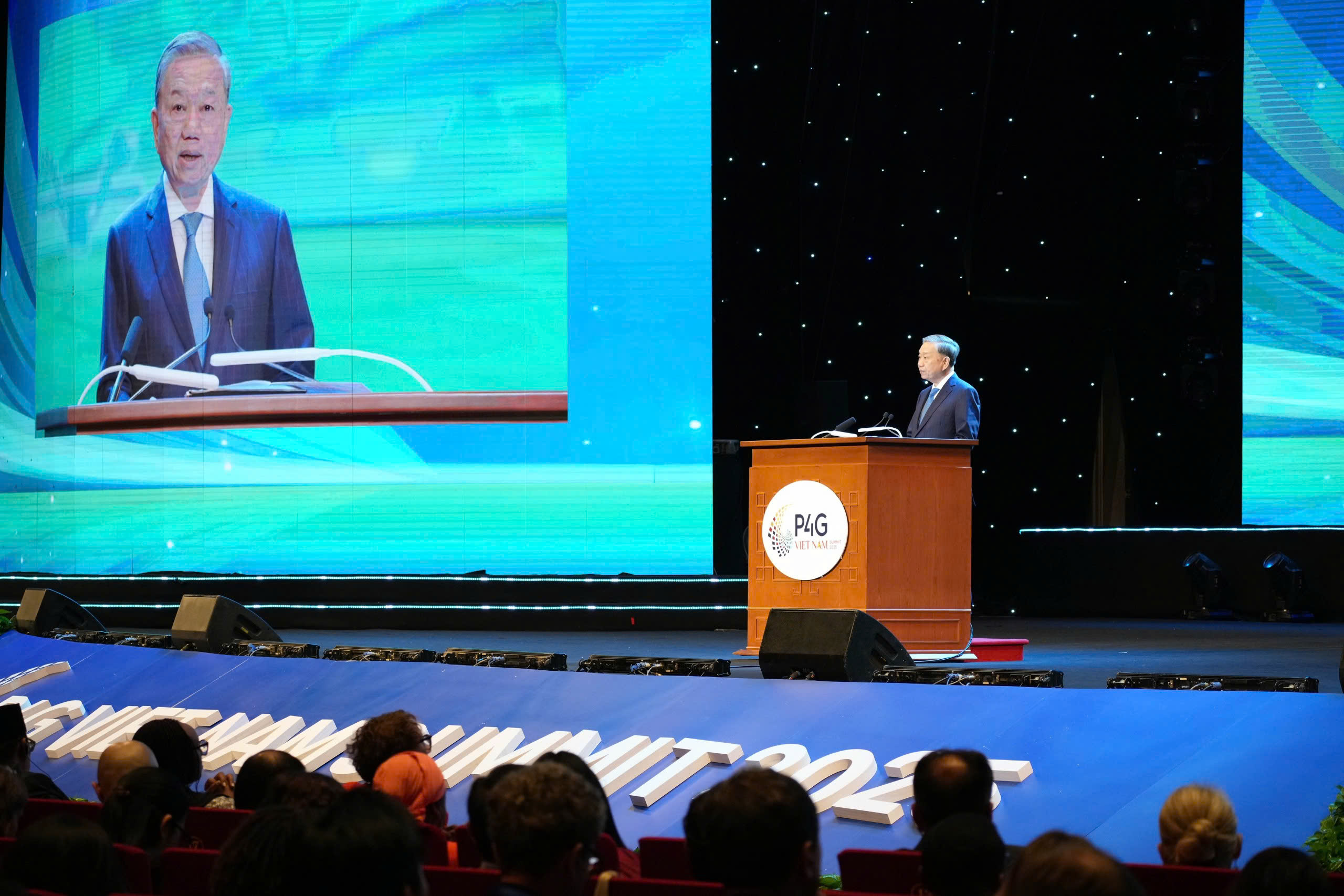 Ph&aacute;t biểu th&ocirc;ng điệp ch&iacute;nh s&aacute;ch tại Hội nghị P4G Việt Nam 2025,&nbsp;Tổng B&iacute; thư T&ocirc; L&acirc;m nhấn mạnh, trước những chuyển biến lo lớn, nhanh ch&oacute;ng mang t&iacute;nh thời đại của thế giới ng&agrave;y nay, Việt Nam đang nỗ lực kh&ocirc;ng ngừng vươn tới một kỷ nguy&ecirc;n ph&aacute;t triển gi&agrave;u mạnh, thịnh vượng của d&acirc;n tộc, s&aacute;nh vai với c&aacute;c cường quốc tr&ecirc;n thế giới; x&acirc;y dựng th&agrave;nh c&ocirc;ng x&atilde; hội x&atilde; hội chủ nghĩa v&igrave; mục ti&ecirc;u d&acirc;n gi&agrave;u, nước mạnh, d&acirc;n chủ, c&ocirc;ng bằng, văn minh, hạnh ph&uacute;c. Đến năm 2030, Việt Nam trở th&agrave;nh nước đang ph&aacute;t triển, c&oacute; c&ocirc;ng nghiệp hiện đại, thu nhập trung b&igrave;nh cao; đến năm 2045 trở th&agrave;nh nước x&atilde; hội chủ nghĩa ph&aacute;t triển, c&oacute; thu nhập cao. Ảnh: Việt Tuấn/VnEconomy