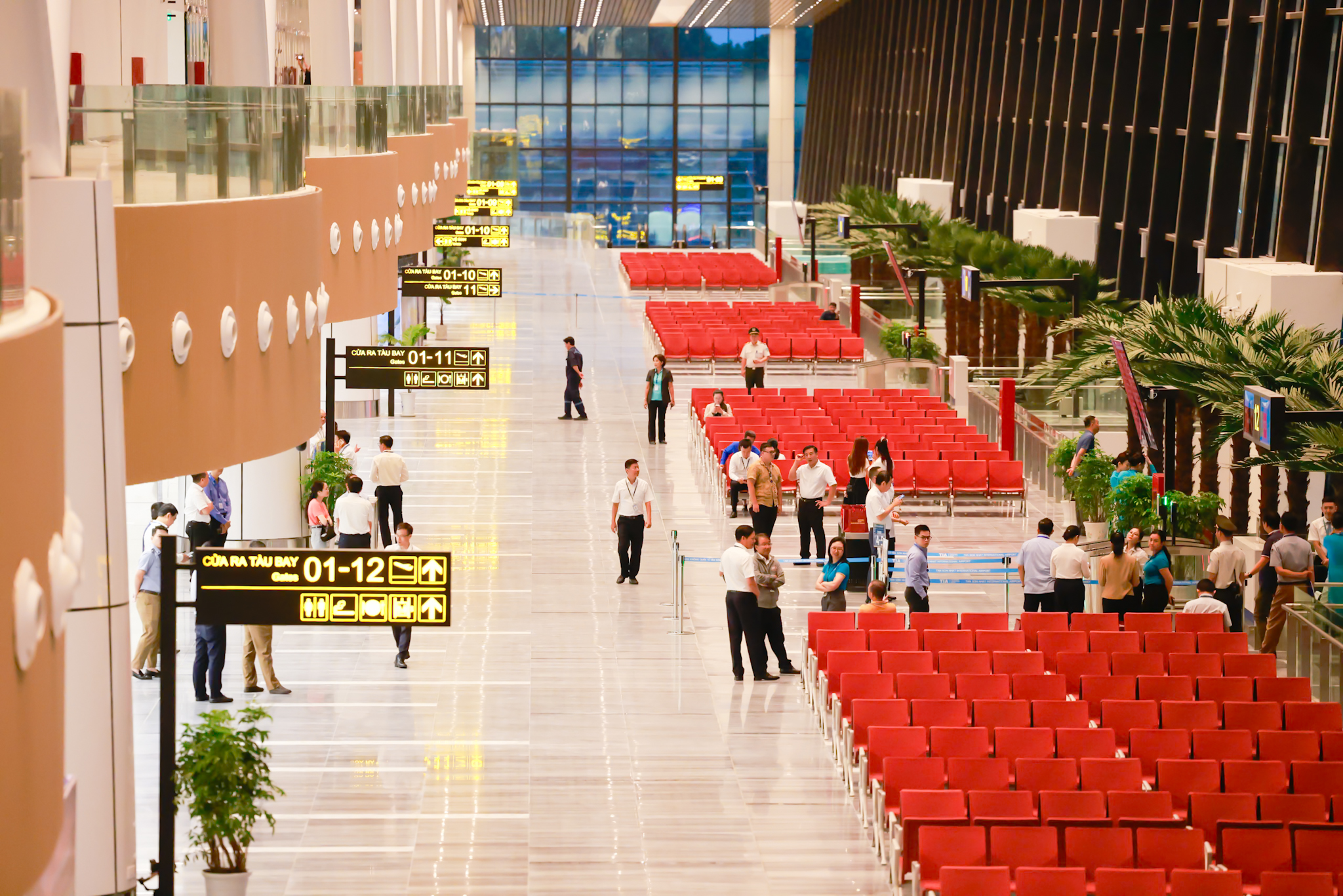 Phòng chờ nhà ga T3 sân bay Tân Sơn Nhất trước giờ phục vụ những khách hàng đầu tiên.