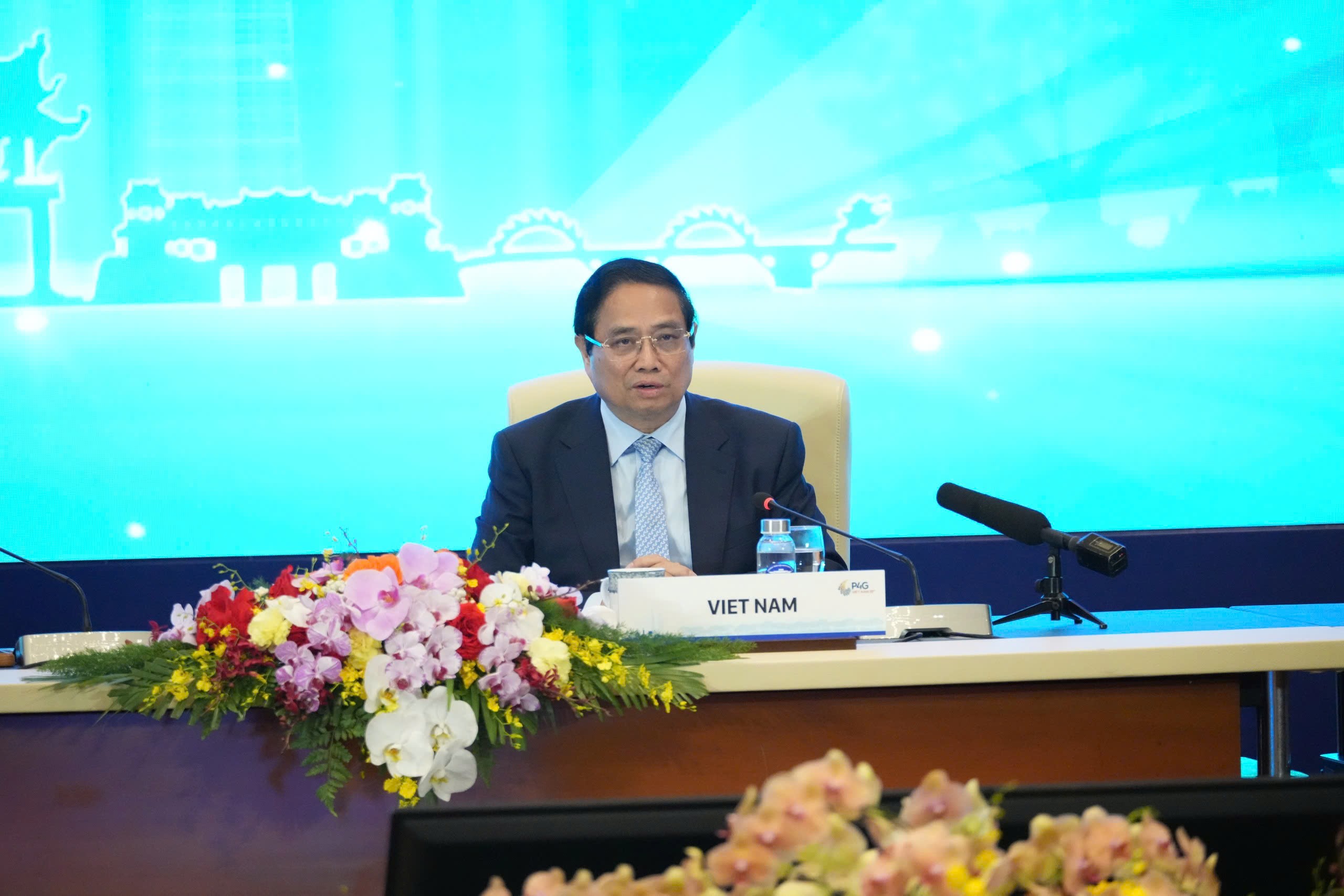 Thủ tướng Phạm Minh Chính chủ trì Phiên thảo luận cấp cao trong khuôn khổ Hội nghị Thượng đỉnh P4G lần thứ 4. Ảnh: Việt Tuấn.