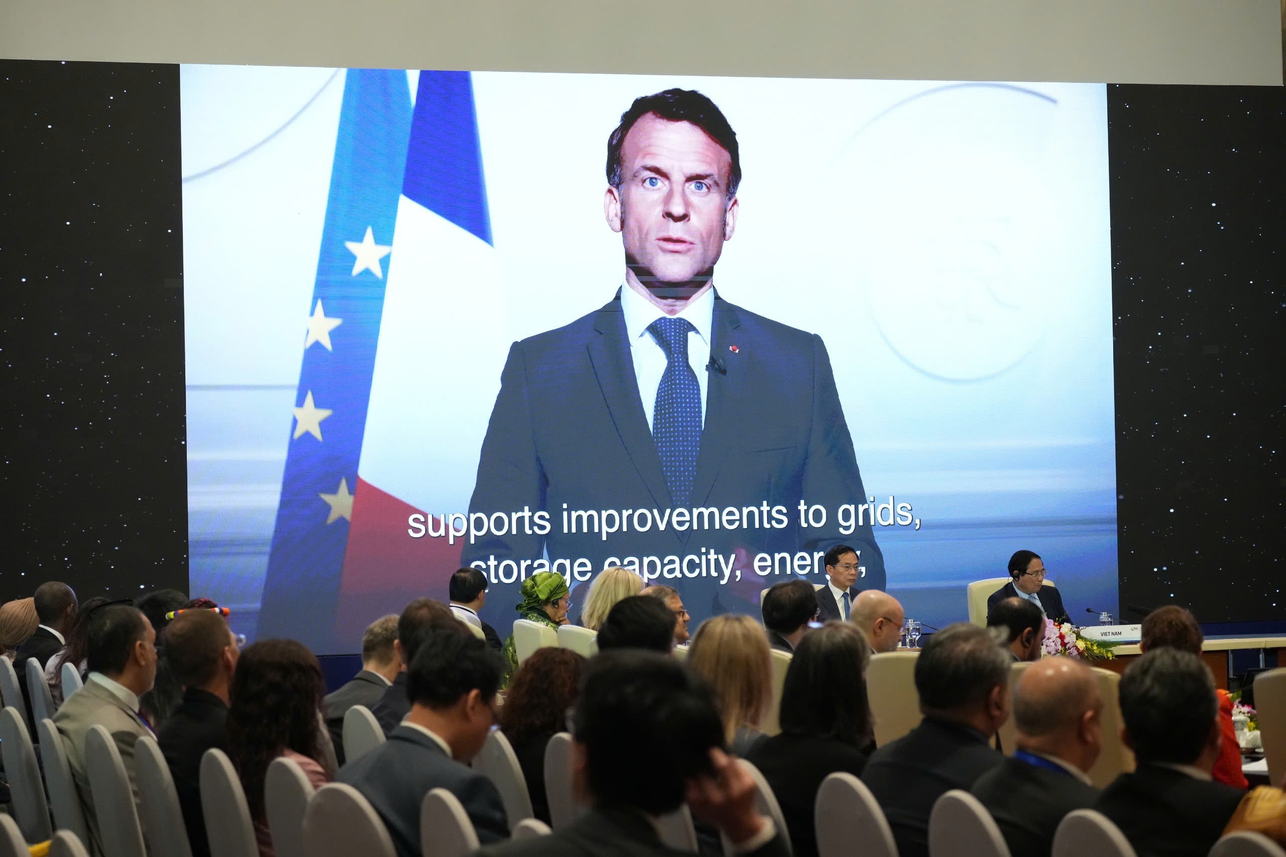 Tổng thống Ph&aacute;p&nbsp;Emmanuel Macron ph&aacute;t biểu tại Phi&ecirc;n thảo luận cấp cao. Ảnh: Việt Tuấn.