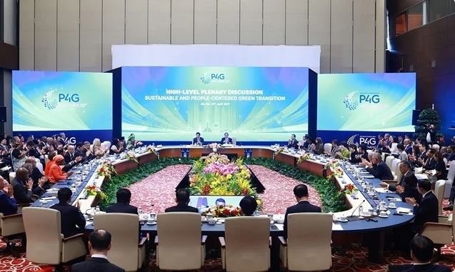 At the high-level discussion session on 'Sustainable and People-centred Green Transition', held  in Hanoi on April 16, under the chair of PM Pham Minh Chinh. (Photo: VNA)