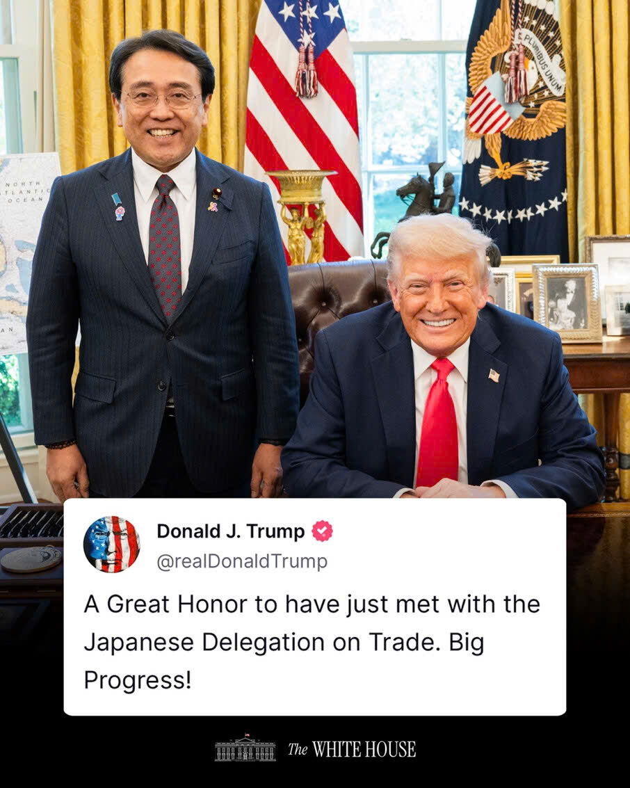 Ảnh chụp m&agrave;n h&igrave;nh b&agrave;i đăng mạng x&atilde; hội Truth Social của Tổng thống Mỹ Donald Trump (phải), trong đ&oacute; &ocirc;ng chụp c&ugrave;ng với Bộ trưởng Bộ phục hồi kinh tế Nhật Bản Ryosei Akazawa.