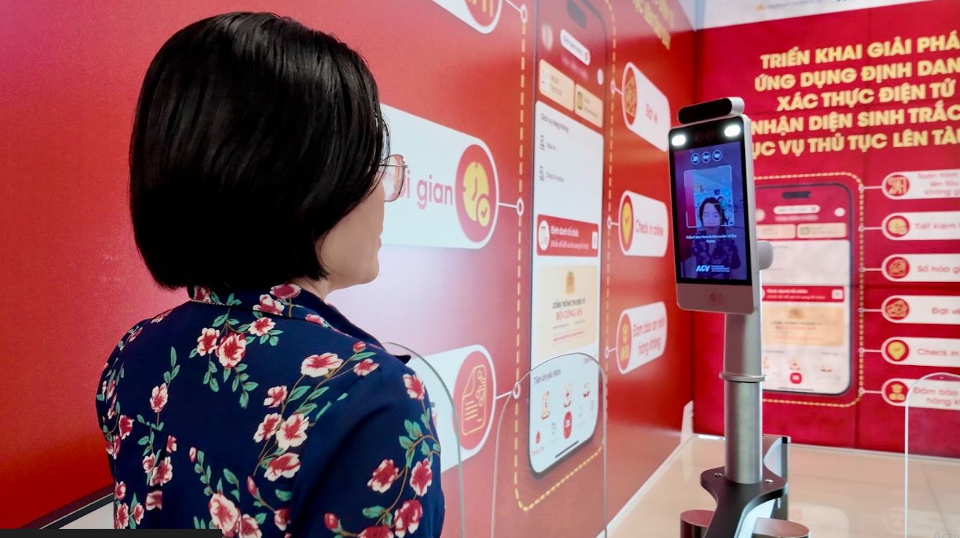 Hệ thống định danh sinh trắc học được hiển thị sau khi h&agrave;nh kh&aacute;ch l&agrave;m thủ tục check in online.