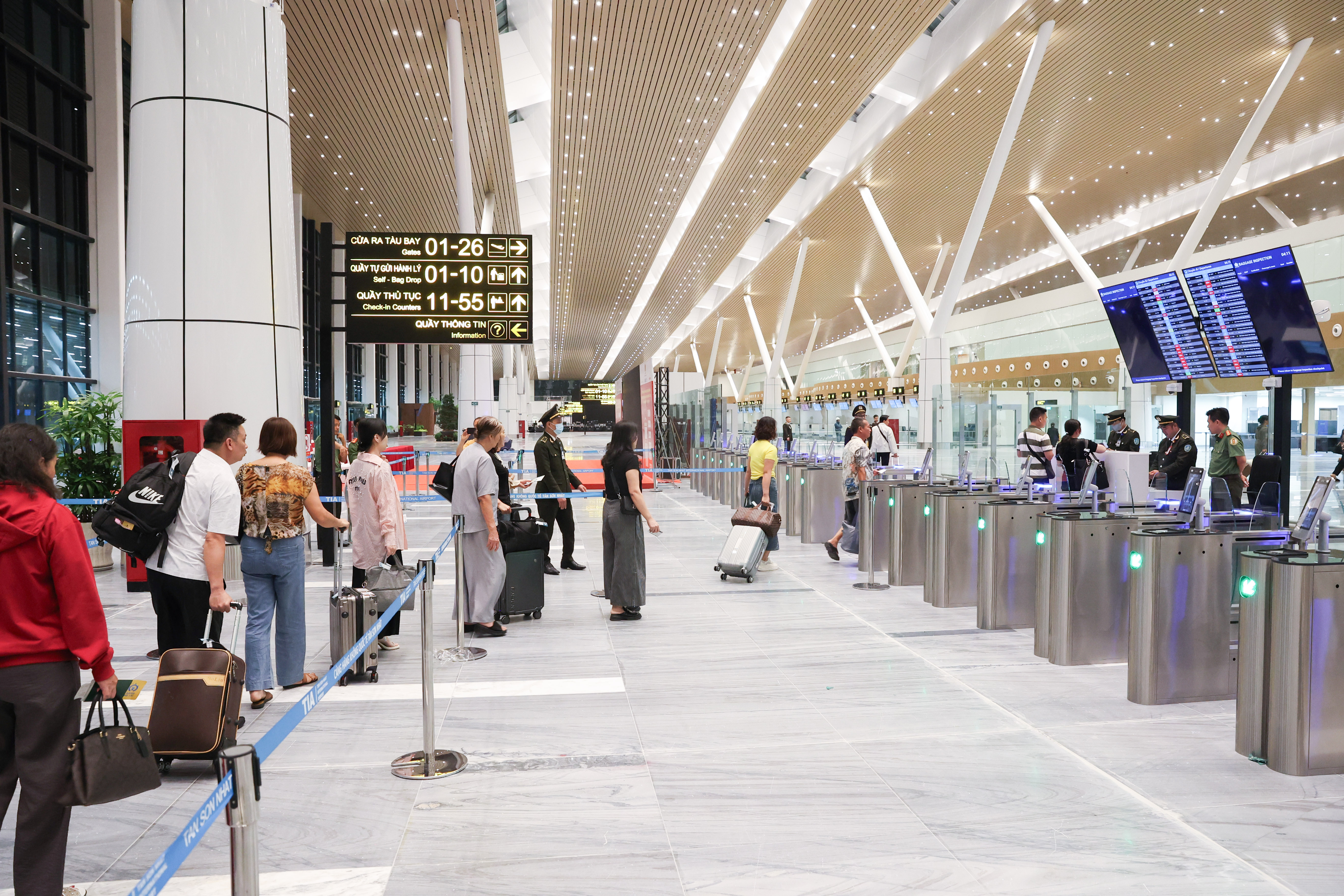 H&agrave;nh kh&aacute;ch l&agrave;m thủ tục tại cửa an ninh nh&agrave; ga T3 s&acirc;n bay T&acirc;n Sơn Nhất.