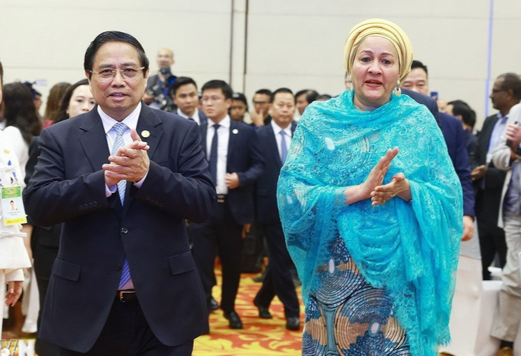 Thủ tướng Phạm Minh Chính và bà Amina Mohammed, Phó Tổng Thư ký Liên Hợp Quốc (UN) tại Phiên Đối thoại giữa các Nhà lãnh đạo với doanh nghiệp với chủ đề “Hợp tác công - tư vì đổi mới sáng tạo và bền vững”. Ảnh: TTXVN