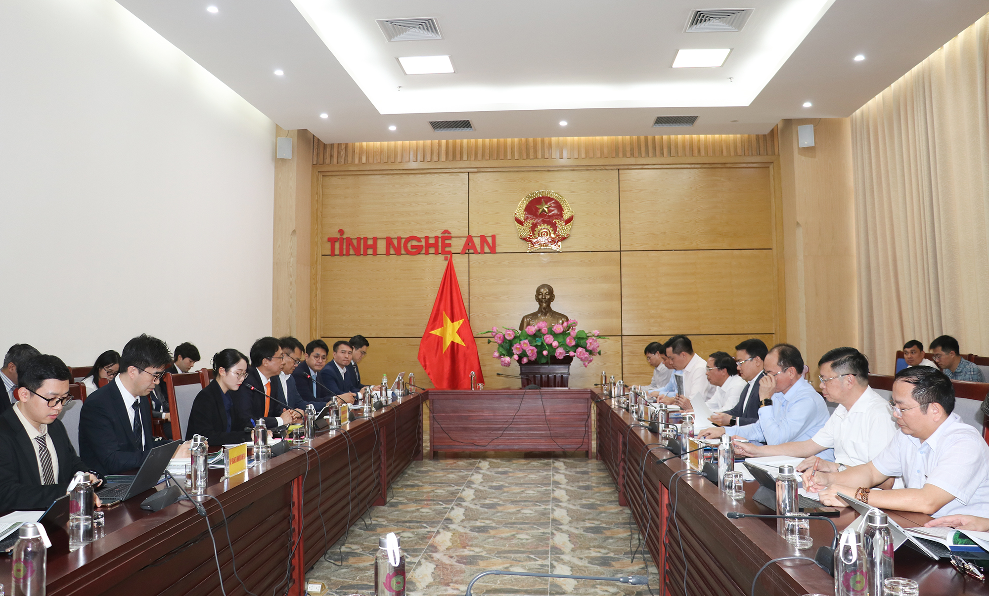 Quang cảnh buổi làm việc