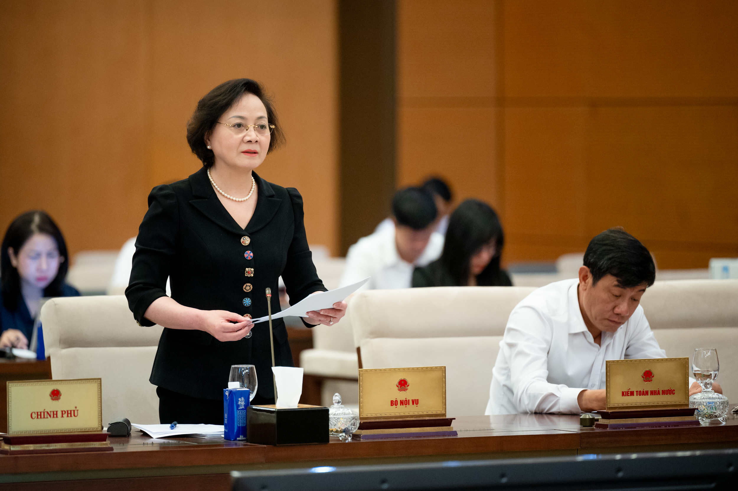 Bộ trưởng Bộ Nội vụ Phạm Thị Thanh Tr&agrave; tr&igrave;nh b&agrave;y B&aacute;o c&aacute;o của Ch&iacute;nh phủ. Ảnh: Quochoi.vn.