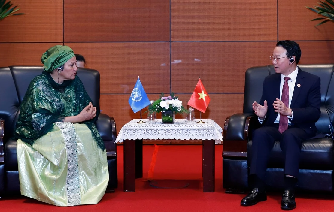 Bộ trưởng Bộ N&ocirc;ng nghiệp v&agrave; M&ocirc;i trường Đỗ Đức Duy tiếp song phương với Ph&oacute; Tổng thư k&yacute; Li&ecirc;n hợp quốc Amina Mohammed.