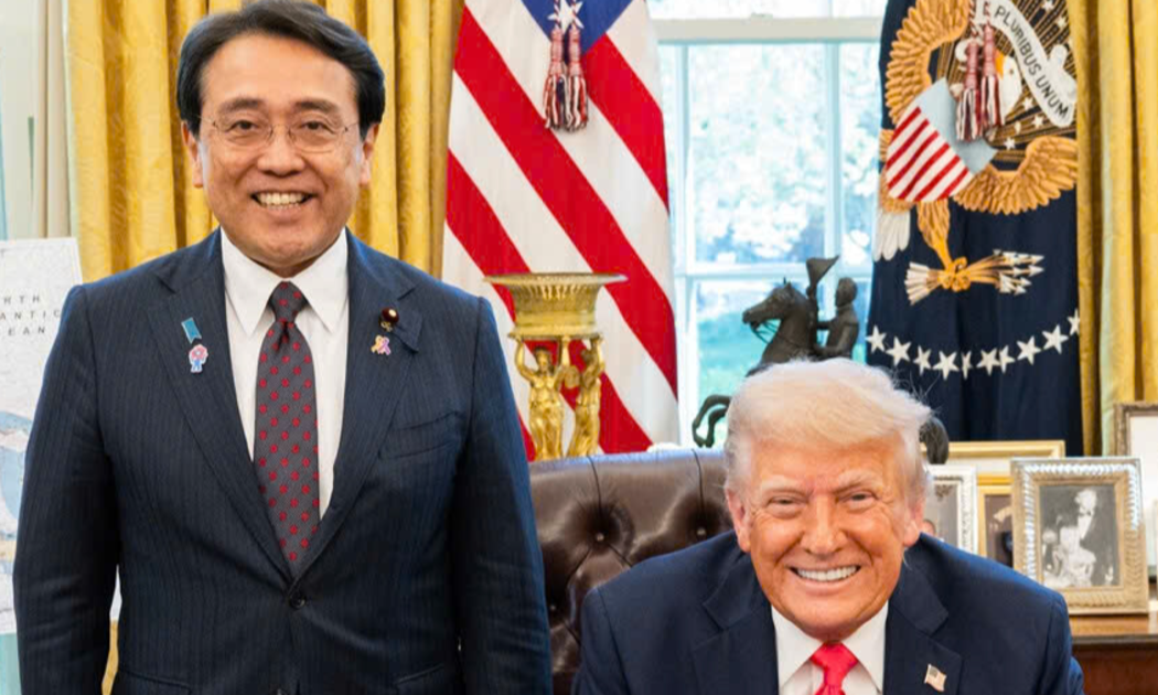 Tổng thống Mỹ Donald Trump (phải) và Bộ trưởng Bộ phục hồi kinh tế Nhật Bản Ryosei Akazawa có cuộc gặp riêng tại Nhà Trắng trước khi đàm phán thương mại Mỹ - Nhật bắt đầu - Ảnh: Truth Social