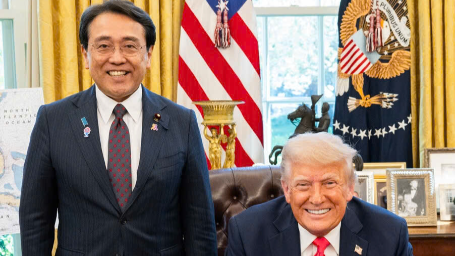 Tổng thống Mỹ Donald Trump (phải) và Bộ trưởng Bộ phục hồi kinh tế Nhật Bản Ryosei Akazawa có cuộc gặp riêng tại Nhà Trắng trước khi đàm phán thương mại Mỹ - Nhật bắt đầu - Ảnh: Truth Social