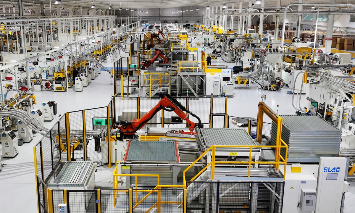 Dây chuyền sản xuất tự động trong nhà máy thông minh tại Giang Tô, Trung Quốc. Ảnh: Global Times