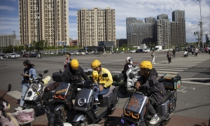 Các doanh nghiệp công nghệ lớn của Trung Quốc liên tục tung ra dịch vụ giao hàng chỉ trong nửa tiếng kể từ khi đặt hàng. Ảnh: SCMP