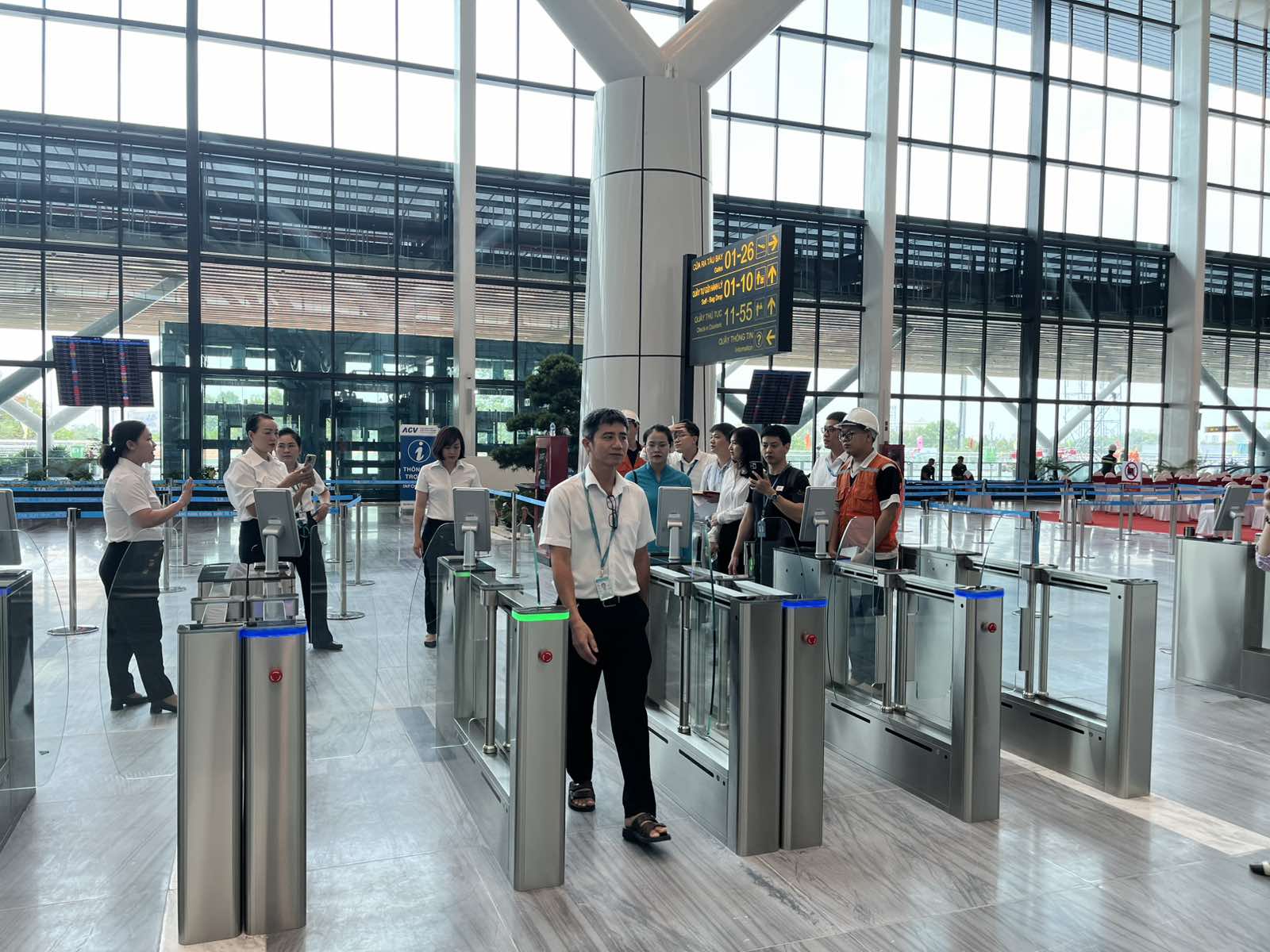 H&agrave;nh kh&aacute;ch l&agrave;m thủ tục tại cửa an ninh, s&acirc;n bay T3 T&acirc;n Sơn Nhất.