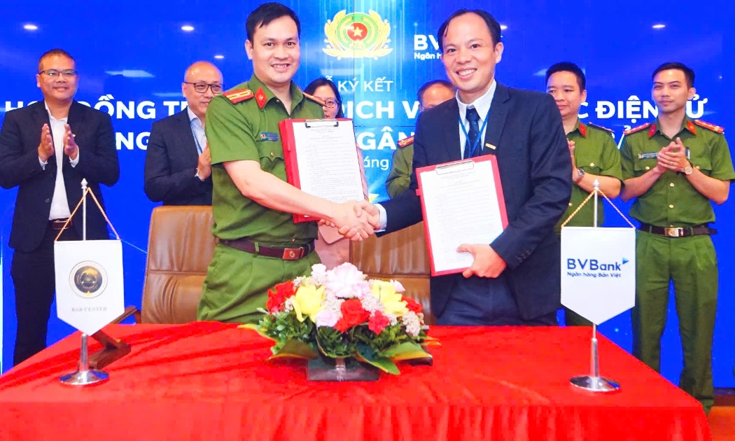 Thiếu tá Phan Đức Hiệp - Phó Giám đốc Trung tâm RAR (bên trái) và ông Phan Việt Hải, Phó Tổng Giám đốc BVBank.