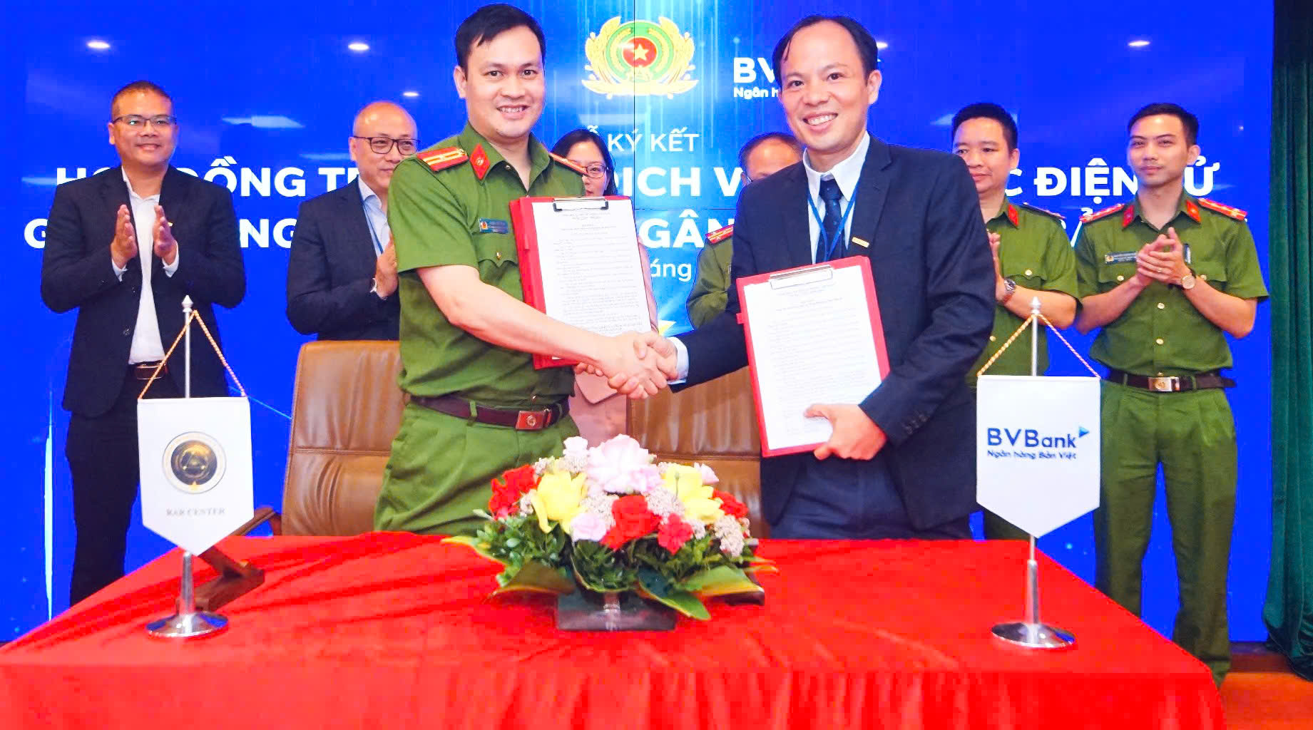 Thiếu tá Phan Đức Hiệp - Phó Giám đốc Trung tâm RAR (bên trái) và ông Phan Việt Hải, Phó Tổng Giám đốc BVBank.