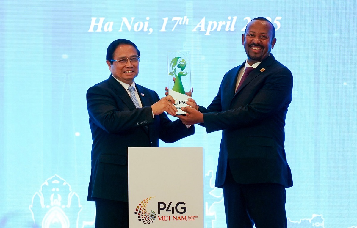 Thủ tướng Ch&iacute;nh phủ Phạm Minh Ch&iacute;nh trao biểu trưng đăng cai tổ chức Hội nghị Thượng đỉnh P4G lần thứ 5 cho Thủ tướng Ethiopia Abiy Ahmed Ali.
