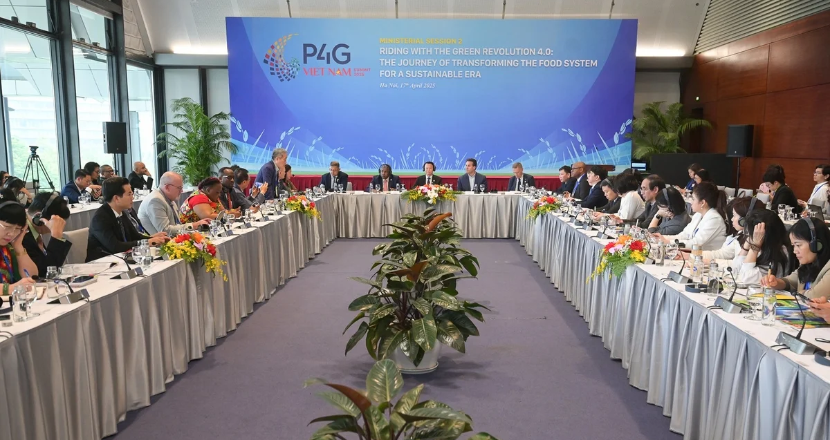 Phiên thảo luận cấp Bộ trưởng “Bắt nhịp Cách mạng Xanh 4.0: Hành trình chuyển đổi hệ thống lương thực- thực phẩm cho kỷ nguyên bền vững”. (Ảnh: Tùng Đinh).