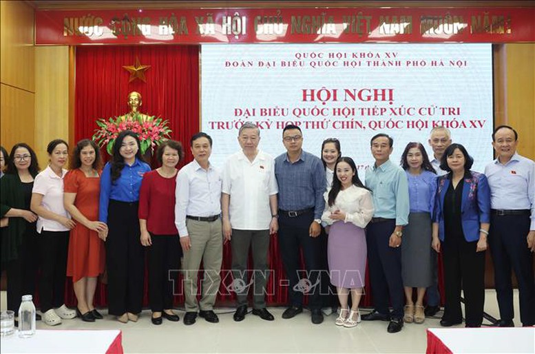 Tổng Bí thư Tô Lâm chụp ảnh chung với các cử tri. Ảnh: TTXVN