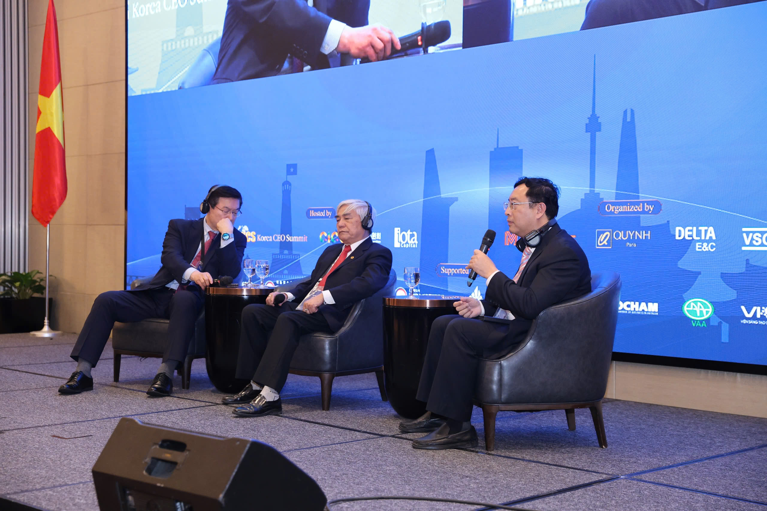 Cựu Bộ trưởng Bộ Doanh nghiệp vừa và nhỏ và Khởi nghiệp Hàn Quốc Joo Young Sup (bên trái), nguyên Bộ trưởng Bộ Khoa học và Công nghệ Nguyễn Quân (giữa), Cục trưởng Cục Phát triển thị trường và Doanh nghiệp khoa học công nghệ (Bộ Khoa học và Công nghệ) Phạm Hồng Quất (bên phải). 