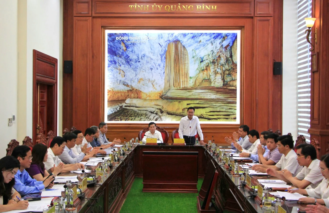 Lãnh đạo Quảng Bình và Quảng Trị gặp nhau, bàn kế hoạch hợp nhất 2 tỉnh.