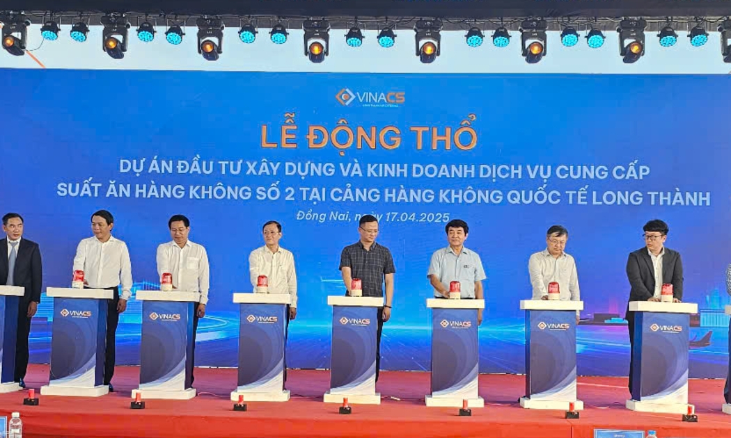 Các đại biểu bấm nút động thổ dự án đầu tư xây dựng và kinh doanh dịch vụ cung cấp suất ăn hàng không số 2 tại Cảng hàng không quốc tế Long Thành.