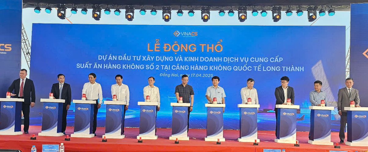 Các đại biểu bấm nút động thổ dự án đầu tư xây dựng và kinh doanh dịch vụ cung cấp suất ăn hàng không số 2 tại Cảng hàng không quốc tế Long Thành.