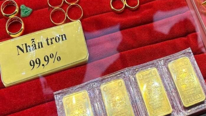 Domestic gold prices jump to new record high