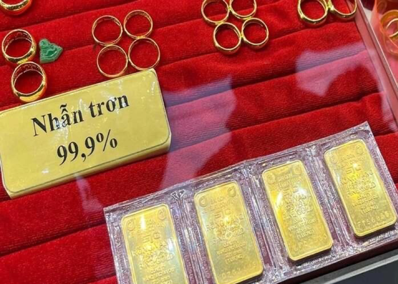 Domestic gold prices jump to new record high
