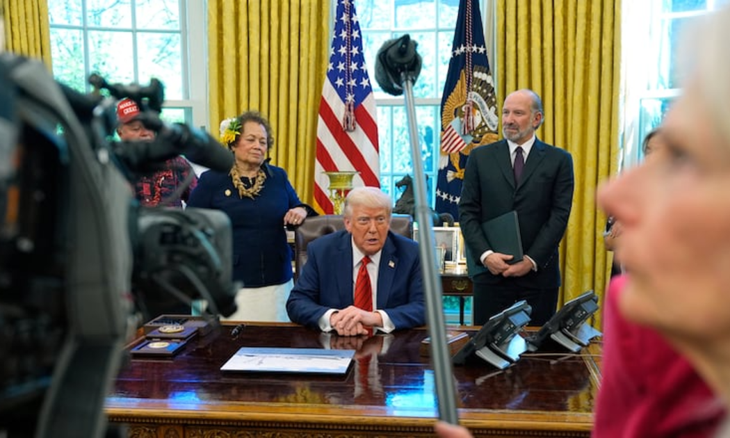 Tổng thống Mỹ Donald Trump tại Phòng Bầu Dục - Ảnh: Reuters