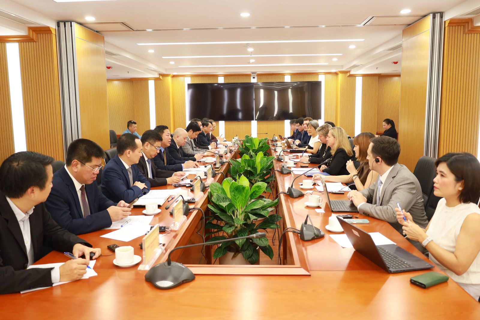 Quang cảnh buổi l&agrave;m việc. Ảnh: Bộ X&acirc;y dựng