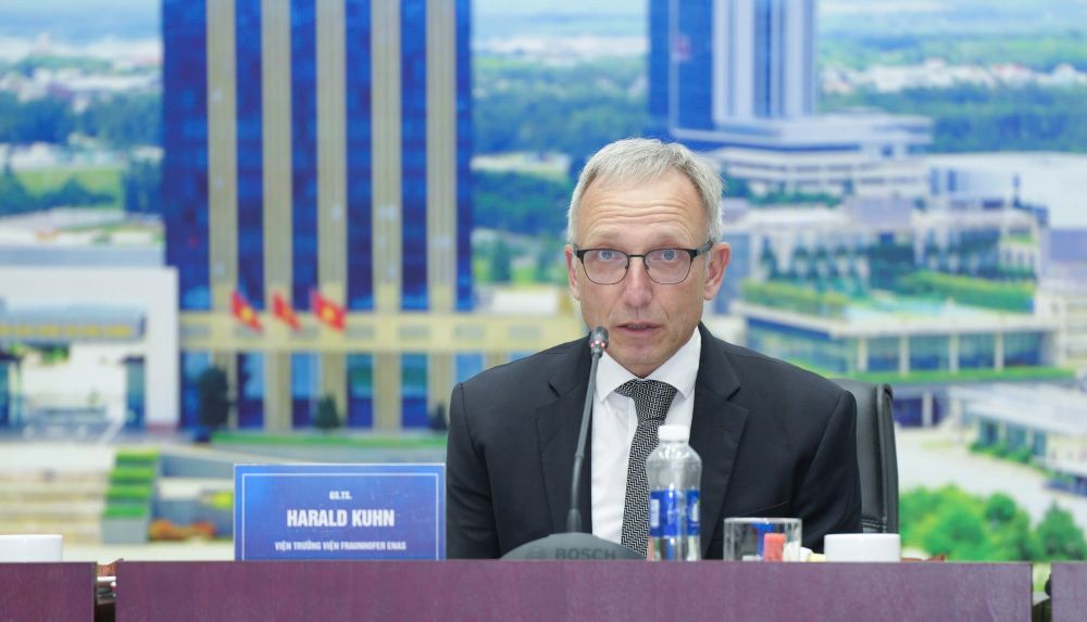 Gi&aacute;o sư Tiến sĩ Harald Kuhn, Viện trưởng Viện Hệ thống Nano Điện tử Fraunhofer ENAS, ph&aacute;t biểu tại buổi lễ.&nbsp;