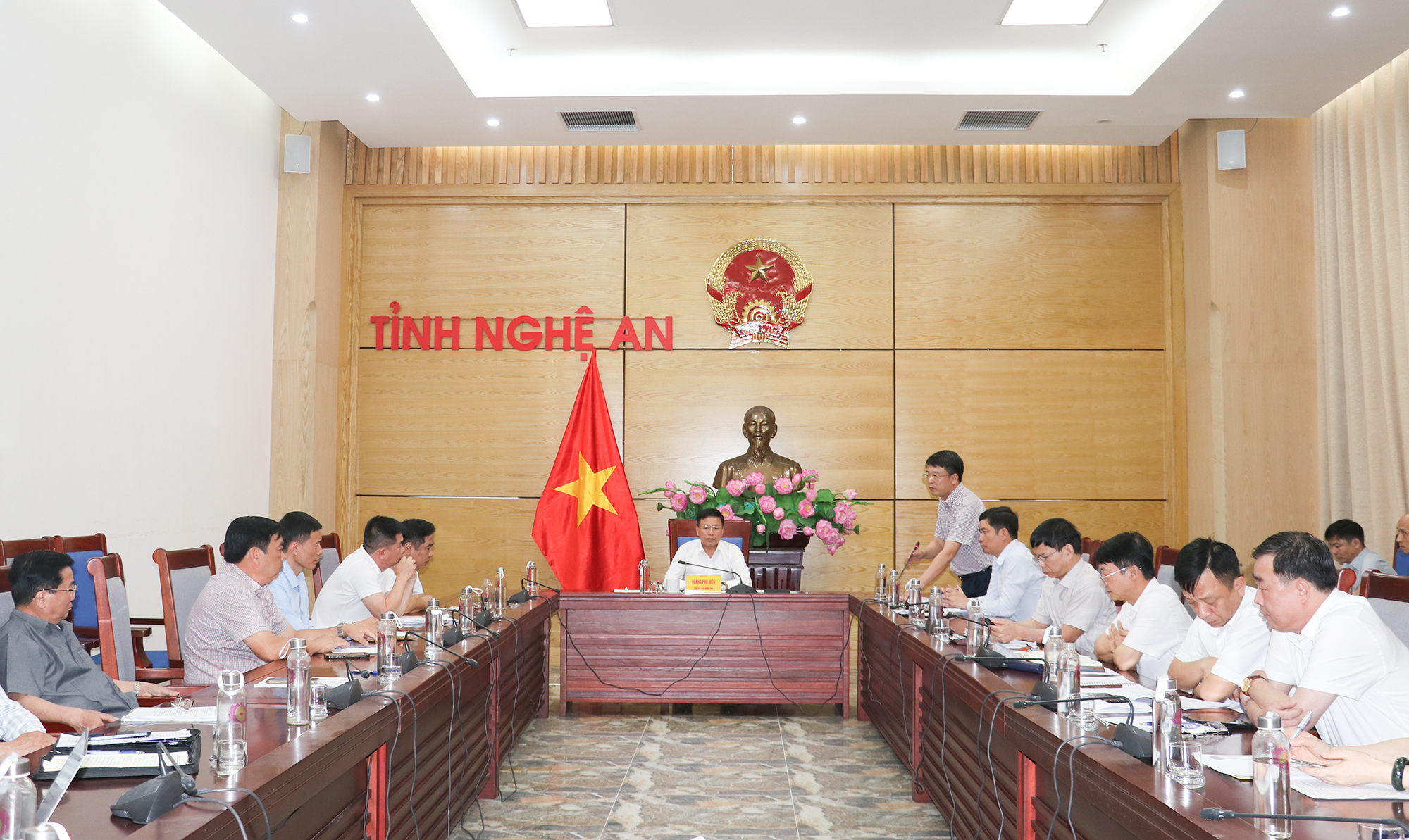 Quang cảnh cuộc họp