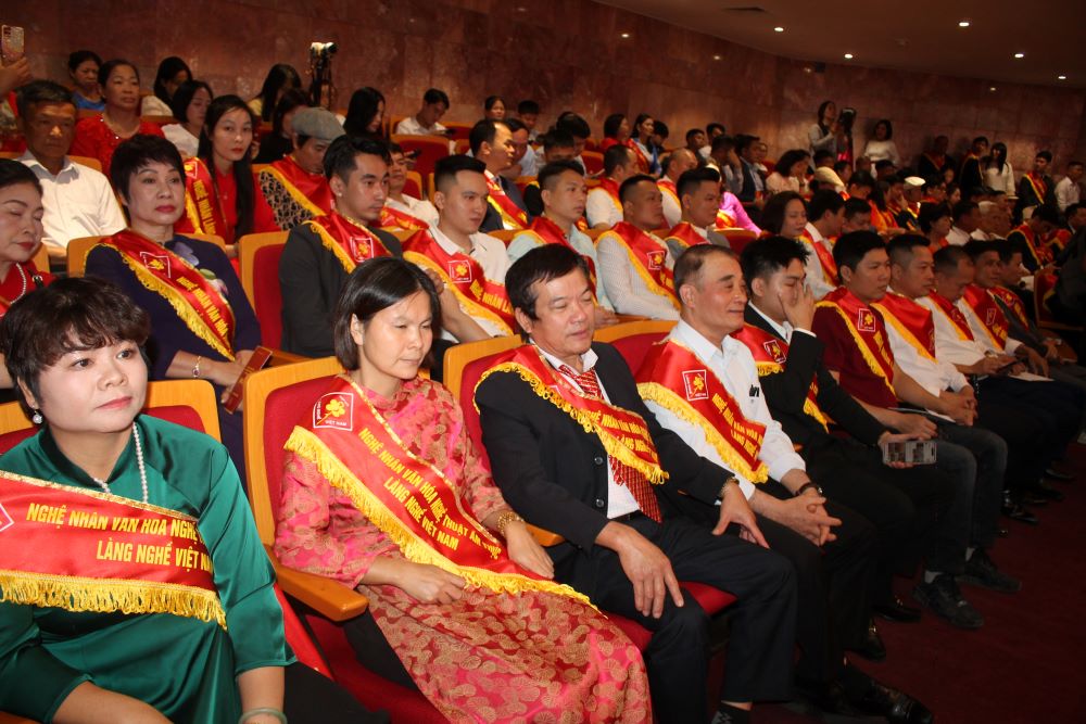 Các nghệ nhân làng nghề vừa được vinh danh. Ảnh: Chu Khôi.