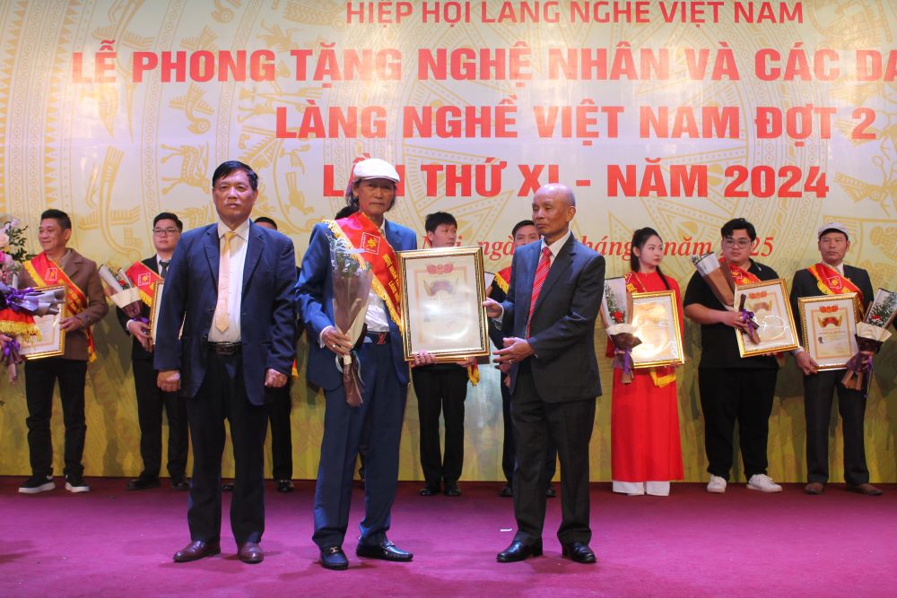 Trao tặng danh hiệu Nghệ nhân làng nghề. Ảnh: Chu Khôi.
