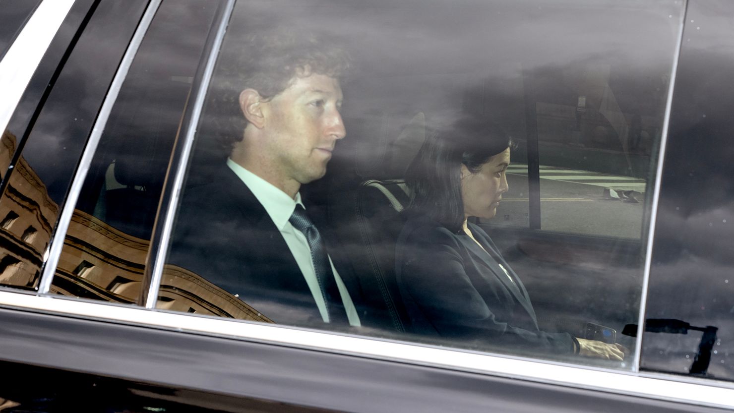 Giám đốc Điều hành Meta Mark Zuckerberg (trái) trên đường đến Tòa án tham dự phiên tòa xét xử vụ kiện chống độc quyền của Ủy ban Thương mại Liên bang vào ngày 16/4.