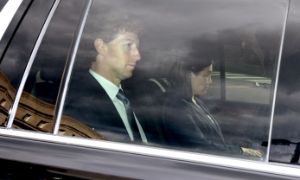 Giám đốc Điều hành Meta Mark Zuckerberg (trái) trên đường đến Tòa án tham dự phiên tòa xét xử vụ kiện chống độc quyền của Ủy ban Thương mại Liên bang vào ngày 16/4.