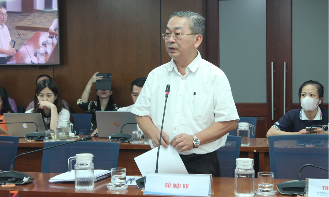 Ông Võ Ngọc Quốc Thuận, Giám đốc Sở Nội vụ TP.HCM, phát biểu tại họp báo chiều 17/4. Ảnh: Thảo Liên.