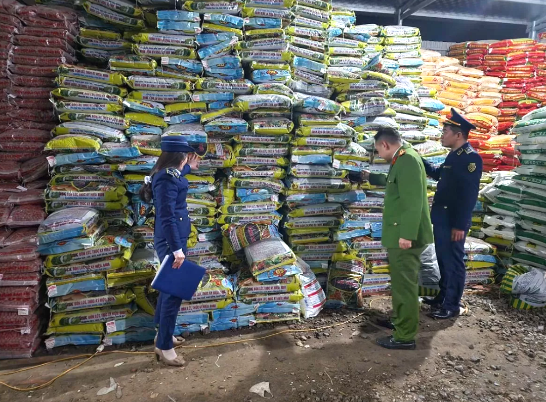 Lực lượng chức năng Thanh Háo kiểm tra dố lượng phân bón giả