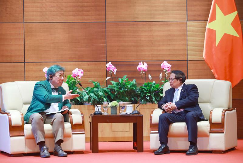 PM Pham Minh Chinh (right) hosts a reception for GGGI Director-General Sang-Hyup Kim on April 17.