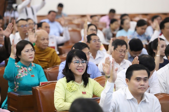 Các đại biểu biểu quyết thông qua trờ trình của UBND TP.HCM tại Kỳ họp lần thứ 22 (kỳ họp chuyên đề) sáng 18/4 - Ảnh: VGP/Vũ Phong.
