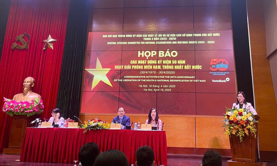 Phó Trưởng Ban Tuyên giáo và Dân vận Trung ương Đinh Thị Mai phát biểu tại buổi họp báo.