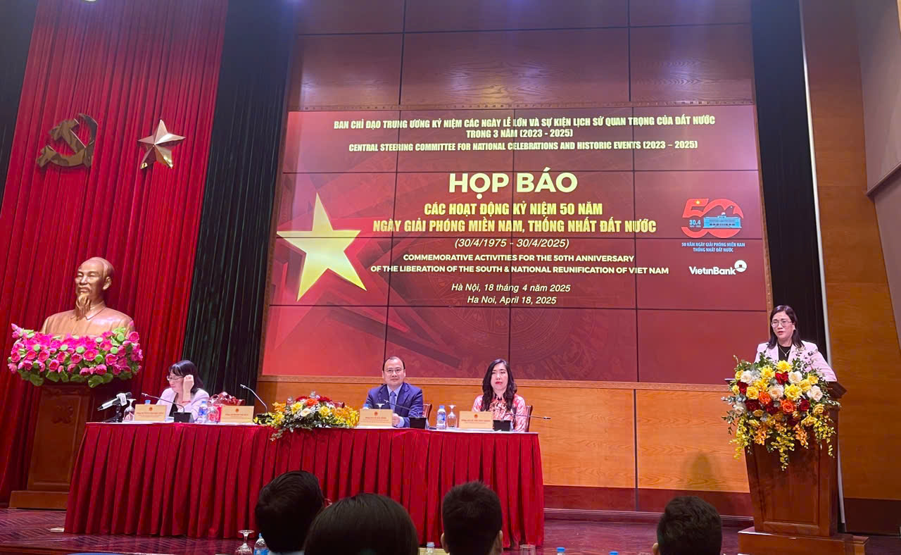 Phó Trưởng Ban Tuyên giáo và Dân vận Trung ương Đinh Thị Mai phát biểu tại buổi họp báo.