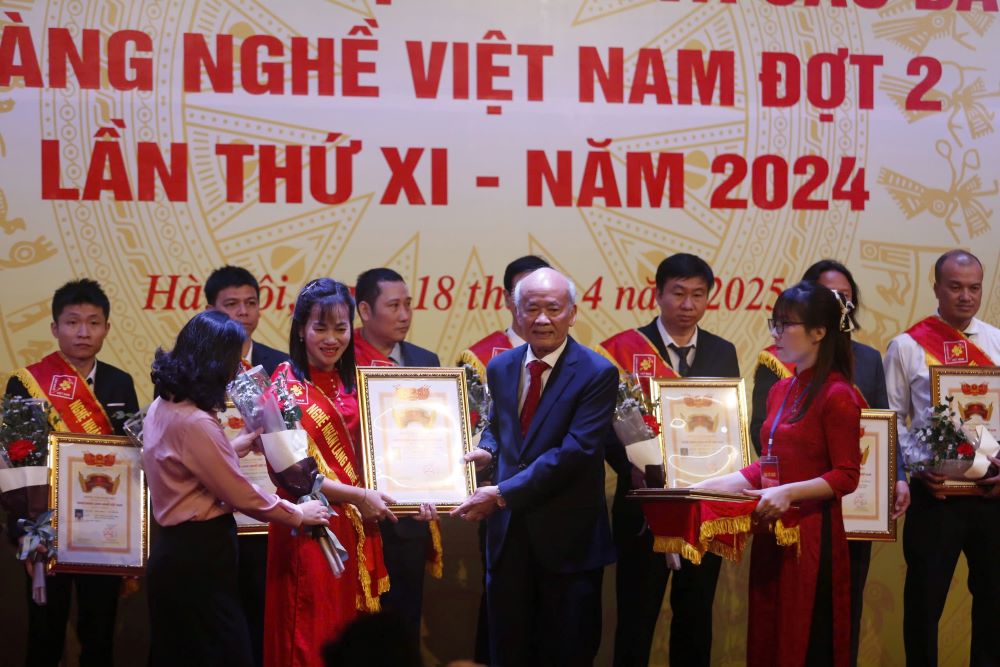 Trao tặng danh hiệu cho các nghệ nhân làng nghề.