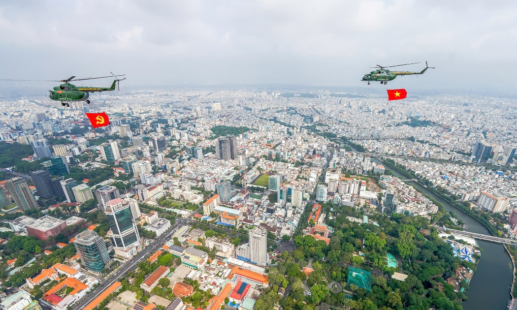 Sáng 18/4, biên đội trực thăng diễn tập thả cờ Đảng và cờ Tổ quốc trên bầu trời TP.HCM, chuẩn bị cho đại lễ kỷ niệm 50 năm Ngày Giải phóng miền Nam, thống nhất đất nước. Ảnh: Phú Thọ