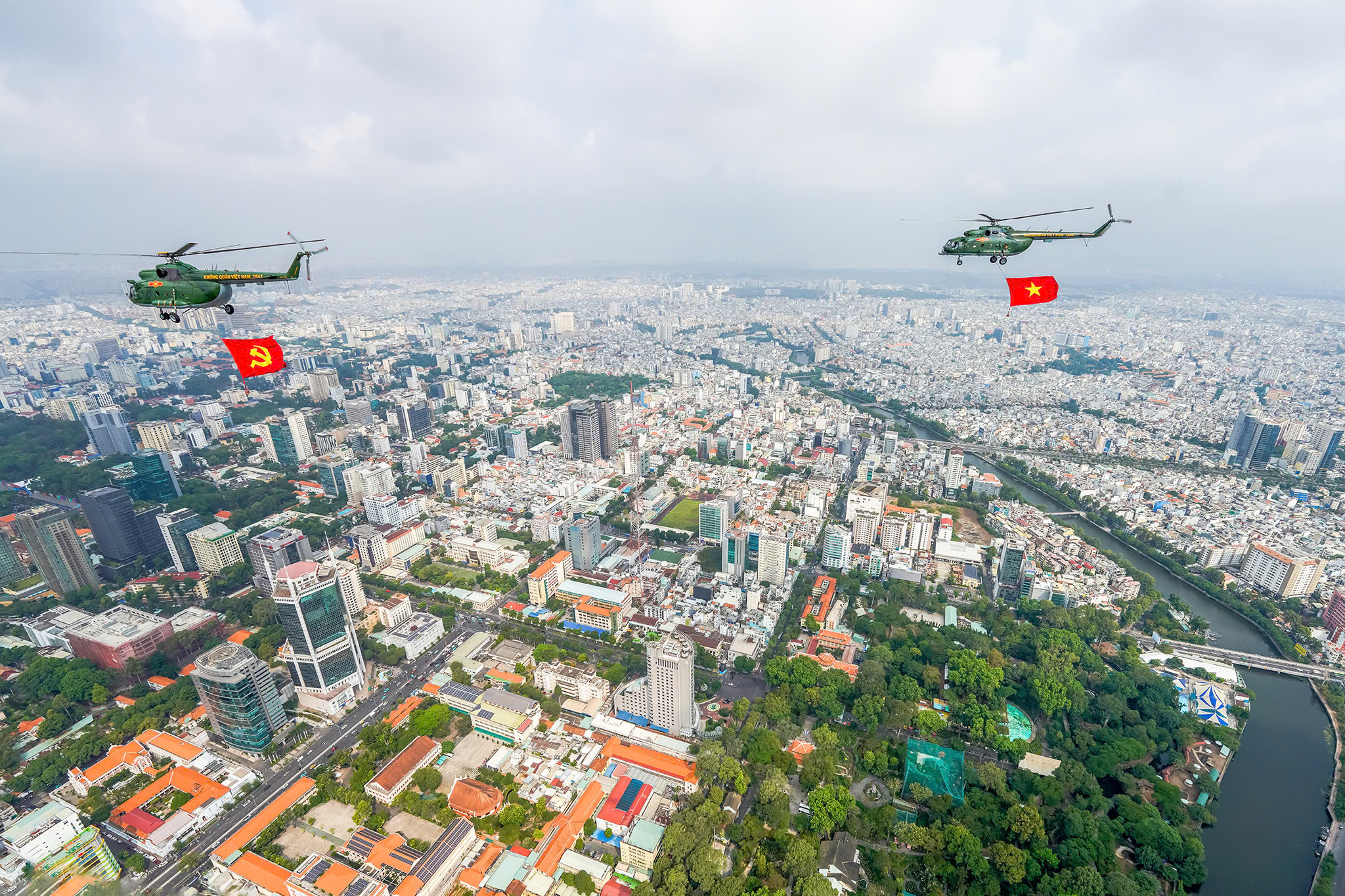 Sáng 18/4, biên đội trực thăng diễn tập thả cờ Đảng và cờ Tổ quốc trên bầu trời TP.HCM, chuẩn bị cho đại lễ kỷ niệm 50 năm Ngày Giải phóng miền Nam, thống nhất đất nước. Ảnh: Phú Thọ